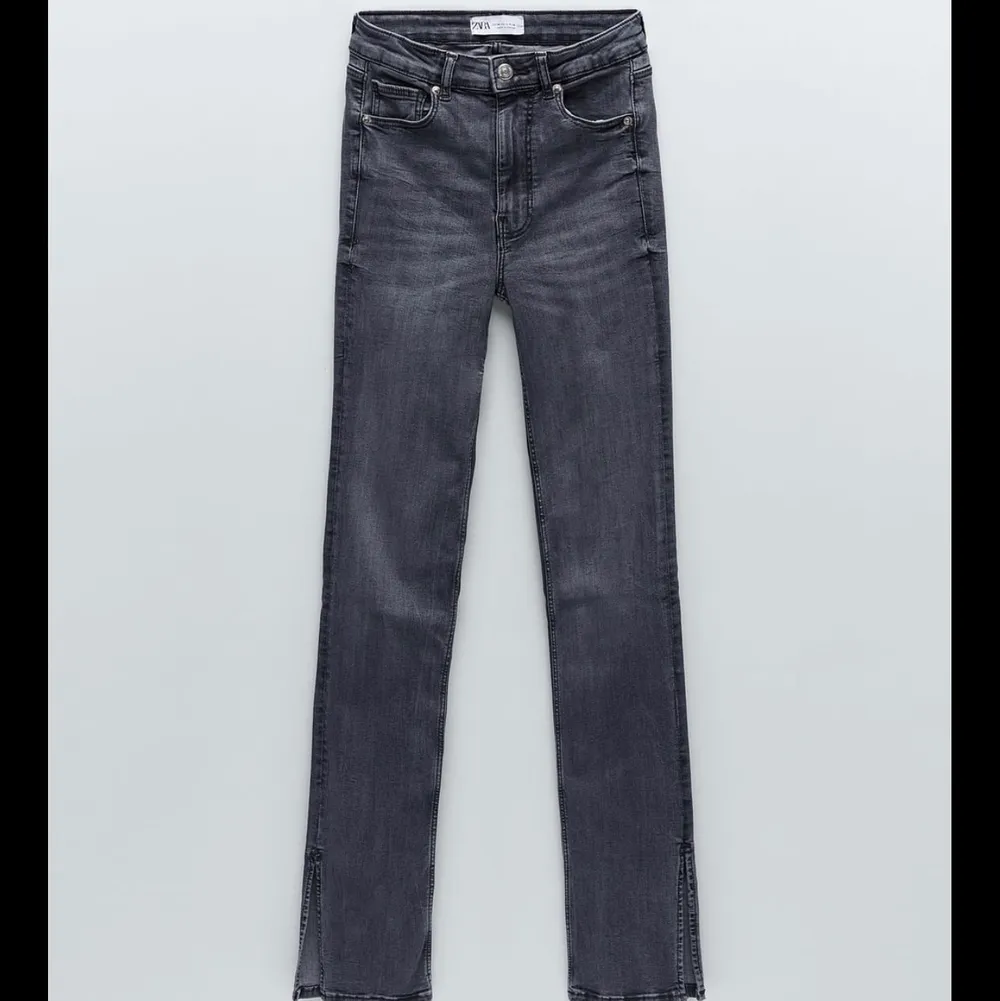 Skitsnygga jeans från zara i tvättad svart färg! Har en slits på utsidan😍 passar 36-38 tycker jag❤️ skriv för fler bilder eller frågor!💋💋. Jeans & Byxor.
