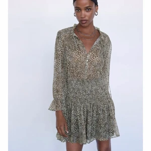 Zara klänning - Snygg och trendig zara klänning som aldrig är använd, prislappen sitter kvar. Storlek M men passar mindre. Buda fram till 12/2 privat