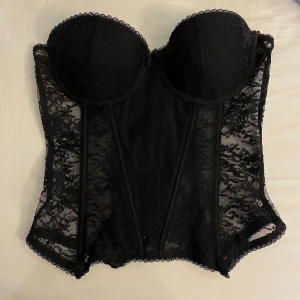 Spets korsett - Passar 38, B-kupa. Frakt tillkommer. Buda i kommentarerna, minst 10 kr prisökning♻️🤍 Avslutas fredag kl 18.00 12/2. 