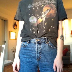 T-shirt  - Vintage wibe men köptes på Asos tror jag. ”Urtvättad” marinblå. Vet inte storleken men sitter som en M. 