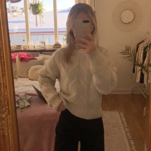 Stickad tröja - Jättefin vit stickad tröja. Säljer för 65kr + frakt