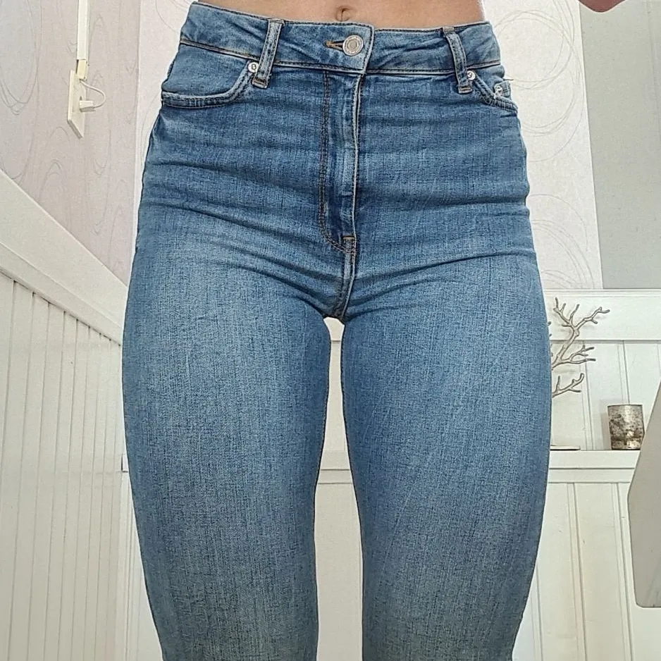 Jättefina bootcut jeans ifrån Zara. Dom är högmidjade och slimmade i modellen. Knappt använda och sitter bra på mig som är 168cm lång😇 Skriv för fler bilder!. Jeans & Byxor.