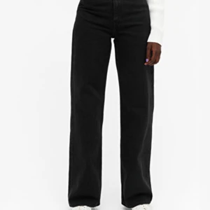 Monki jeans - Modell Yoko🖤 Skulle säga att de tappat lite färg i tvätten, så de är mer åt det gråa hållet nu som man ser på bild 2! (Första bilden är lånad) Bra skick annars<3 säljer pga för korta
