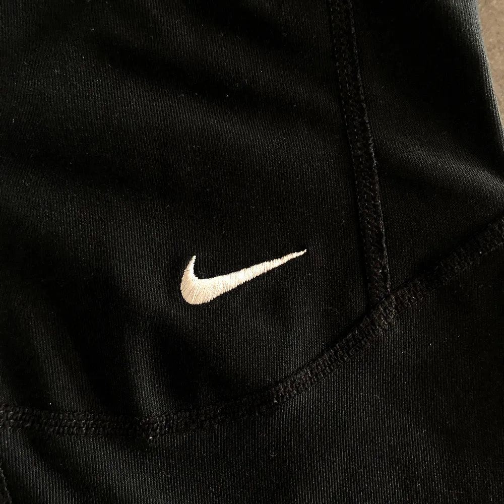 Svarta löpartights från Nike i bra skick, strl xs. Betalning sker via swish och köparen står för frakten 💘😇. Jeans & Byxor.