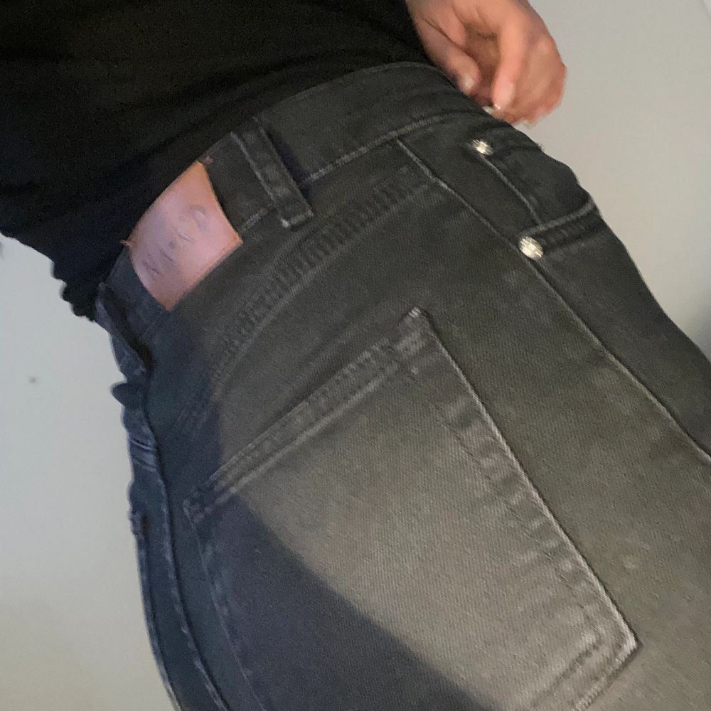 Köpta på Na KD, använda fåtal gånger. Mörkgrå i färgen, höga i midjan och lite rakare i benen. Har klippt av kanten mer till för att få de lite fransigare, funkar bra pp mig som är 164 🥰 köpare står för frakt eller möts i Malmö ❣️. Jeans & Byxor.