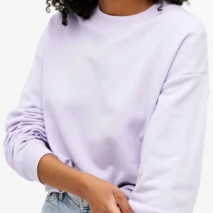 Loose-fit sweater - En fin sweatshirt från Monki i en superfin lila färg💜 Jag säljer den då den är lite liten till mig! Kom med bud ifall ni är intresserade☺️