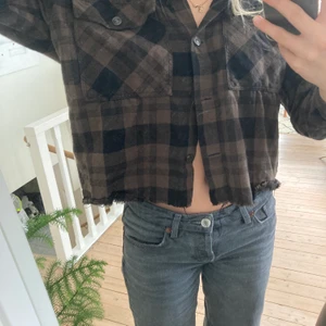 Rutig flanellskjorta - Snygg rutig flanellskjorta från zara. Snygg att knäppa eller ha öppen med något under. Använd någon enstaka gång bara