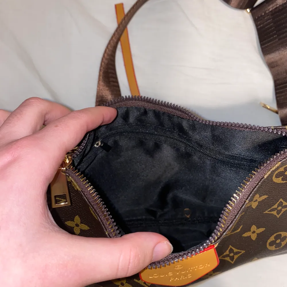 Säljer denna oanvända Louis Vuitton väska. Priset finns kvar. Det är en a-kopia. Undrar man över något så är det bara att kontakta mig.. Väskor.