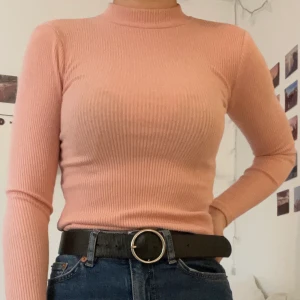 Rosa tröja - Supersöt y2k turtleneck som jag endast använt en gång. Storlek xxs men passar mig som oftast när xs/s😙
