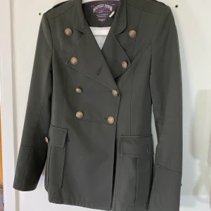 Tommy Hilfiger coat /small 36-38 - Används bara några gånger. Säljs pga graviditeten. 