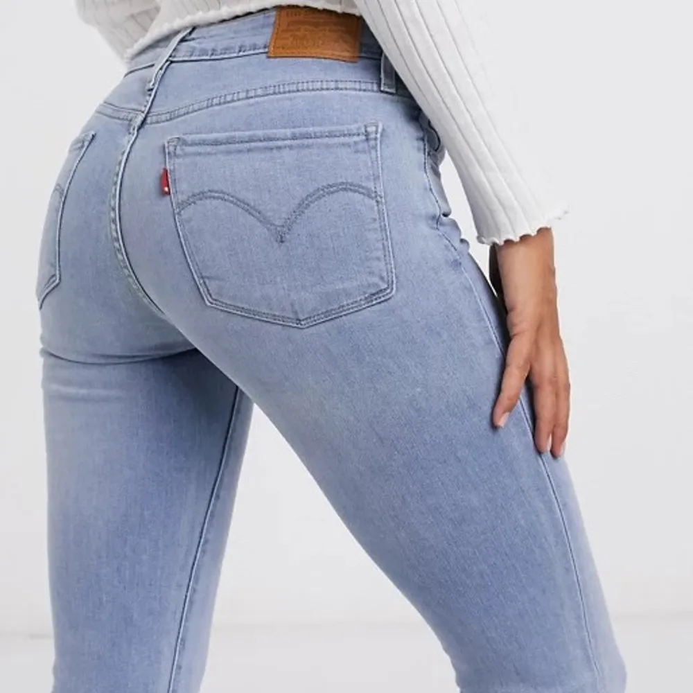 Levis jeans i modellen 715 bootcut, storlek 27! Använda Max 2 gånger och säljs då de tyvärr har blivit för små. Stretchig och skön modell med en fin ljusblå färg, skriv gärna för egna bilder 💕 . Jeans & Byxor.