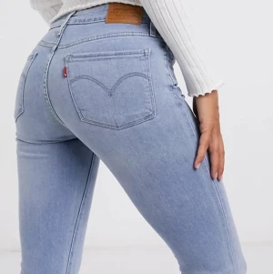 Levis jeans - Levis jeans i modellen 715 bootcut, storlek 27! Använda Max 2 gånger och säljs då de tyvärr har blivit för små. Stretchig och skön modell med en fin ljusblå färg, skriv gärna för egna bilder 💕 