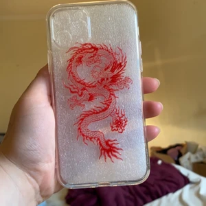 iPhone 11 PRO skal  - Ett iPhone 11 PRO mobil skal för 30kr plus 10kr frakt. Jag säljer denna då jag köpte fel eftersom jag har en vanlig iPhone 11 men råkade beställa 11 PRO istället 🥲 ÄLSKAR detta skal men den passar tyvärr ej min mobil.. 