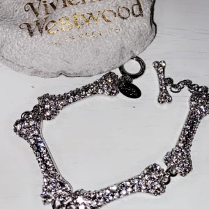 Vivienne westwood bone bracelet - ❗️Skicka bud❗️ eller köp direkt för 1500kr Osäker på om ja vill sälja men det kommer inte till så mycket användning. Köpt på depop för cirka 2100kr och tänkte kolla om det finns intresserade här på plick. Diamanterna i armbandet är Swarovski diamanter :) (dustbag medföljs)