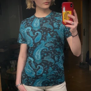 Mönstrad T-shirt, strl XS-S - Köpt i Berlin på New Yorker, strl XS men sitter bra på S, regular fit. Bild nr 2 är förslag på att man hade kunnat klippa den ifall man gillar den viben mer. Kan mötas i Malmö och Lund. Pris kan alltid diskuteras! 🧊🫐💥