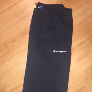 Champions mjukisbyxor - Marinblå Champions mjukisbyxor, storlek L för barn motsvarar ungefär XS. Aldrig använda.🌟