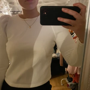 Vit tröja från Pull&Bear i storlek S - En vit jättesöt tröja som är väldigt skön och varm! Har fina puffiga detaljer på ärmen🤩 Priset kan diskuteras! Köparen står för frakten❤️