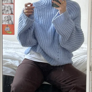 Stickad tröja! - Jättefin oversized blå stickad tröja från missguided! Köpt via ASOS. Jätteskön och sticks inte alls! använd 1 gång💜 frakt tillkommer! (jag har vanligtvis strl S/36)