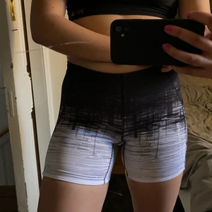 Träningsshorts - Från Peak performance, så fina och sköna och har silikon på insidan så att benen inte glider upp. Har även ficka, och de är typ aldrig använda