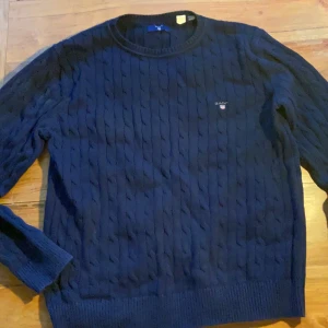 Gant tröja  - Stickad gant tröja! St M för 11-12 åringar. Mörk blå. Ny pris 1000! 