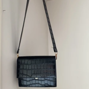 Snygg axelremsväska - Har aldrig använt och känner att den inte kommer användas. Hoppas att den kommer till större användning hos någon annan☺️