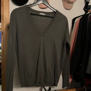 Filippa K - V-ringad tunn tröja nyskick