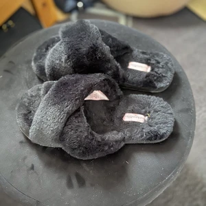 Tofflor  - Svarta inne tofflor 