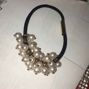 Smycke  - Fina smycke som är oanvända. Örhänge kostar 20kr/st, tofsen kostar 20kr och den tredje hår smycke kostar 20kr men om ni köper alla i sammangång så blir det 50kr för alla❤️🥰