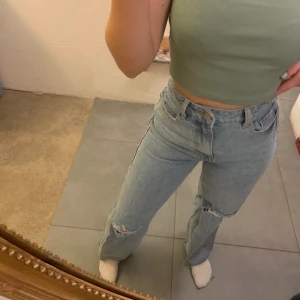 Jeans - Ett par jätte fina jeans som tyvärr inte längre är min stil. Har aldrig använt så de är i ny skick💞 Sitter skönt och bekvämt och formar kroppen jätte fint! Jag är 162cm💗