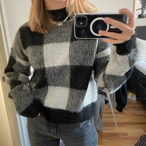så mysig tjocktröja från bershka - jättemysig och skön tröja från bershka i storlek S, köpt här på plick men säljer pga annan stil! köpare står för frakt 🥰