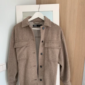 Zara jacka - Säljer den här jackan från Zara i XS. Den är köpt för mindre än ett år sen och är i bra skick, då jag inte har använt den så mycket. Säljer den för 300kr +frakt. 