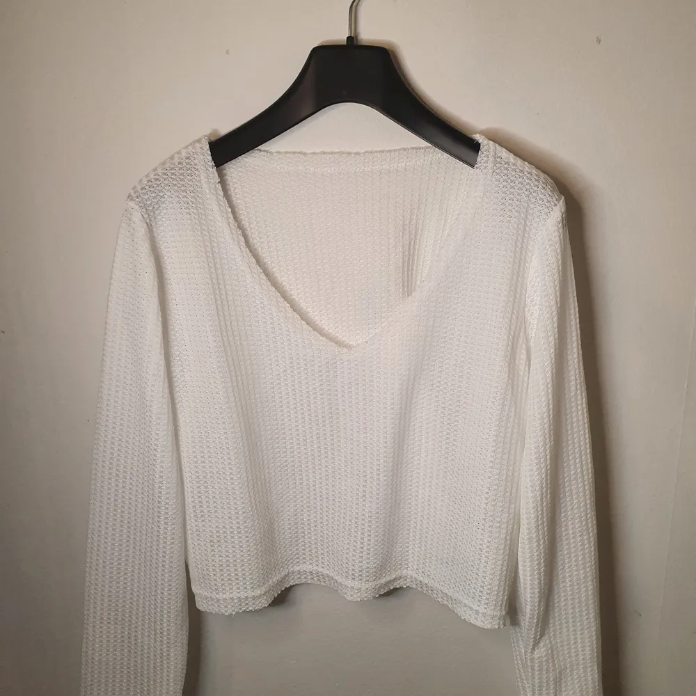 Säljer denna oanvända vita tröjan i storlek 36. Köptes från shein. Mitt pris: 75kr.. Tröjor & Koftor.