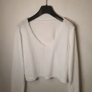 Säljer denna oanvända vita tröjan i storlek 36. Köptes från shein. Mitt pris: 75kr.