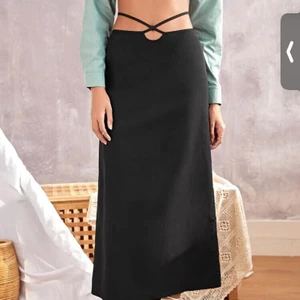 Kjol strl M - Jätte gullig kjol från Shein som jag säljer pga för lång. (Den sitter som en S och är perfekt för långa tjejer)🤍