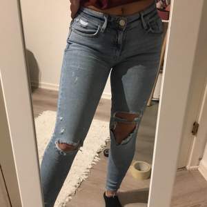 Lågmidjade slitna jeans från River Island i storlek S. Väldigt sköna för att vara lågmidjade och dom formar rumpan bra❣️ Köpte för ca 300kr men säljer för 65kr, (köparen står för frakt)!!❣️