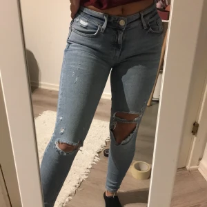 jeans - Lågmidjade slitna jeans från River Island i storlek S. Väldigt sköna för att vara lågmidjade och dom formar rumpan bra❣️ Köpte för ca 300kr men säljer för 65kr, (köparen står för frakt)!!❣️