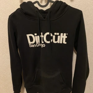 Dirtcült hoodie xs - Dirtcült hoodie i storlek xs säljes nytvättad finns i ljungdalen annars står köparen för frakt 