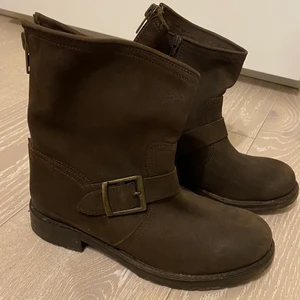 Boots - Bruna boots i läderimitation, från WERA. Mycket sparsamt använda. Dekorativ dragkedja bak. Storlek 36, men passar mig som har 37.