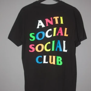 Anti Social Social Club Rainbow Tee - Endast använd fåtal gånger, skulle säga att skicket är 9/10, inga flaws 