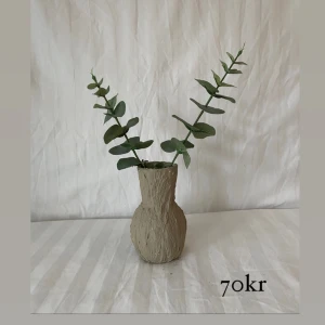 Liten kruka i spackel med beige färg 🤍 - Hej allihopa!✨ Vi är ett uf-företag som köper in inredningsdetaljer second hand för att göra om dom till en ny, modern produkt 🤍  Vi bidrar till en bättre miljö samtidigt som vi ger dig den där extra känslan i hemmet ✨🤍 frakt tillkommer.