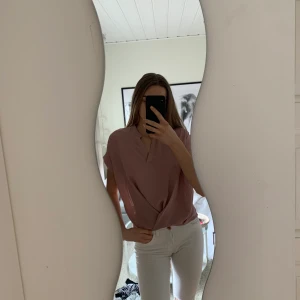 SHEIN smutsrosa tröja med Knut där fram. - En oanvänd tröja från SHEIN, jag säljer för att det int där min stil och jag har aldrig använt den. Hoppas att någon annan kan använda den.🤍(du står för frakt, pris kan förhandlas)