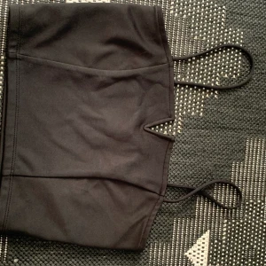 Linne BikBok  - Snyggt croppat linne från BikBok! Inte kommit till så mycket användning. Storlek XS o skulle säga att den passar storlek S