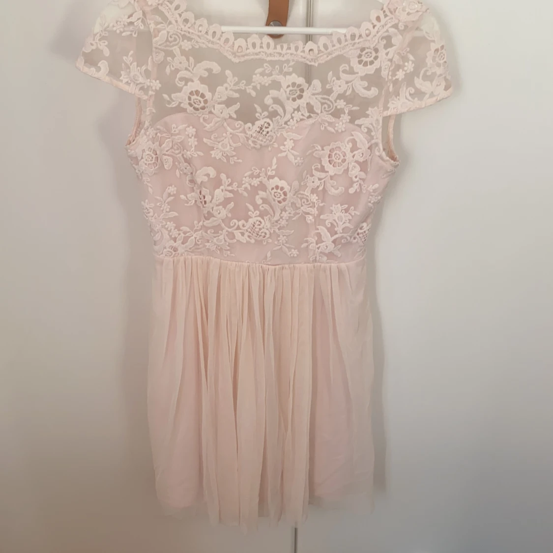 Rosa klänning med spets