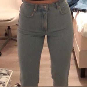 Nakd jeans - Säljer dessa raka jeansen från NA-KD, för att dom tyvär blivit försmå. De är i storlek 34 och går precis ner till fötterna på mig som är ca 165cm med ganska långa ben. 