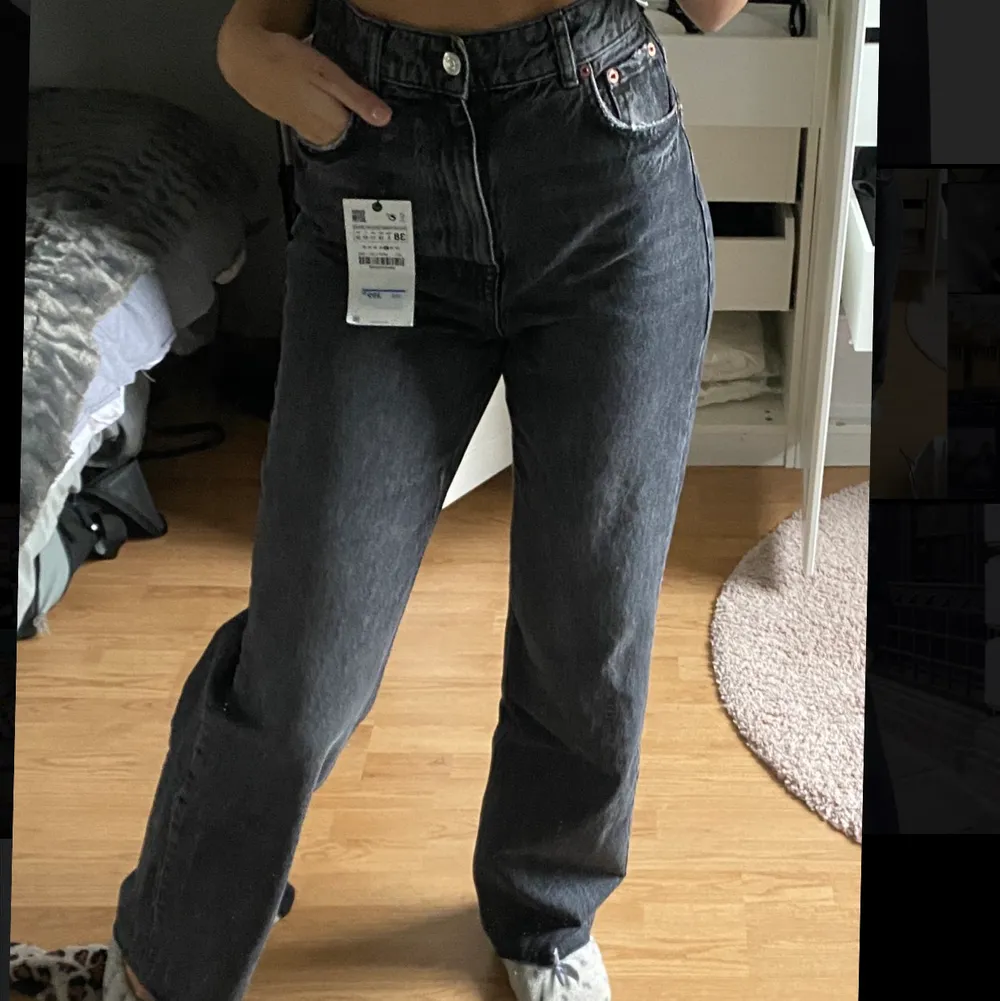 Säljer nu mina Zara jeans som jag älskar men tyvär aldrig får användning för! Använd 1-2 gånger. Dem är raw cut så man kan klippa dem utifrån hur långa man vill ha dem, dessa är oklippta!!💓 storlek 38💓 kan fraktas eller mötas upp i Stockholm! Inköpta för 399kr . Jeans & Byxor.