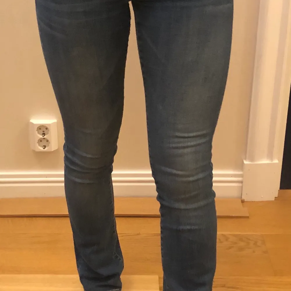 Ett par riktigt lågmidjade crocker jeans, inte alls slitna & känns som nya. 120kr plus frakt :) storlek 25/32. Jeans & Byxor.