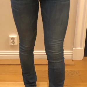 Crocker jeans - Ett par riktigt lågmidjade crocker jeans, inte alls slitna & känns som nya. 120kr plus frakt :) storlek 25/32