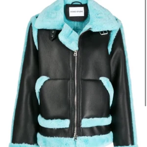 STAND STUDIO sherling jacka   - Oanvänd svart/blå sherling jacka från STAND STUDIO, köpte 2019 och har aldrig använt. Sjukt snygg men ändå användbar då den är så varm och gosig! 💙 Strl 36 men passar även 34 beroende på hur man vill att den ska sitta💙