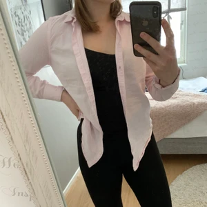 Rosa skjorta från Gina Tricot - Säljer en rosa skjorta från Gina Tricot som är sparsamt använd. Fint skick och säljes på grund av att jag inte använder den.🥰