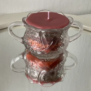 Ljus - Jag gör ljus av gamla ljusstumpar som skulle ha slängts och av secondhand köpta behållare. Detta ljus är 5,5cm högt och 8,5cmd (utan handtagen). Det har en svag doft och flera färglager☺️